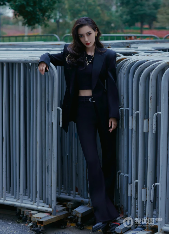 杨颖全黑LOOK穿搭轻熟范十足卷帘门前酷飒写真图片