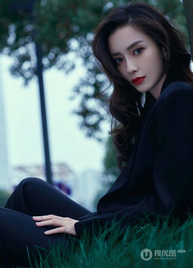 杨颖全黑LOOK穿搭轻熟范十足卷帘门前酷飒写真图片