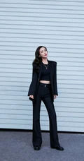 杨颖全黑LOOK穿搭轻熟范十足卷帘门前酷飒写真图片