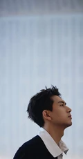 李现下雨天室内意境帅气写真照片