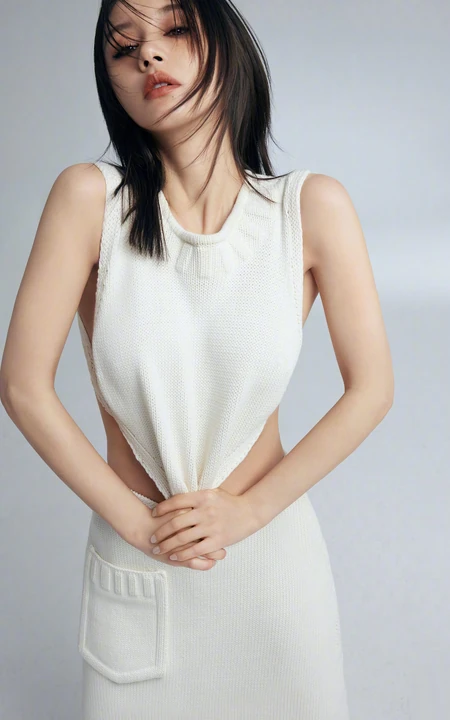 王子文性感高冷针织衫白衣白裙甩头发高清手机壁纸图片