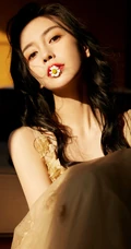 angelababy杨颖轻纱黄裙穿着优雅气质慵懒写真手机壁纸图片