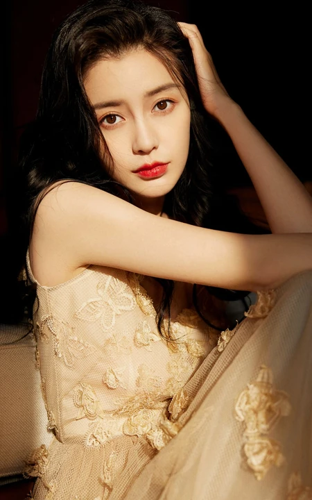 angelababy杨颖轻纱黄裙穿着优雅气质慵懒写真手机壁纸图片
