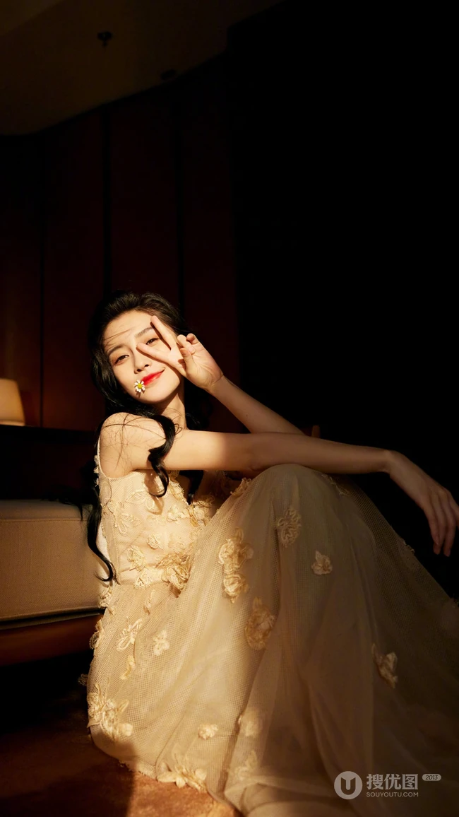 angelababy杨颖轻纱黄裙穿着优雅气质慵懒写真手机壁纸图片