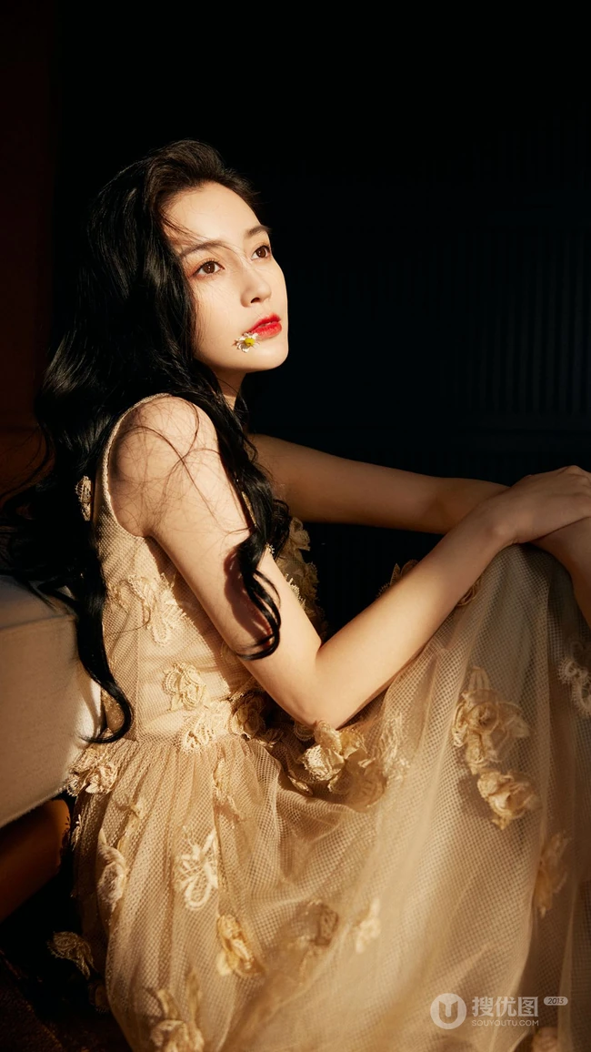 angelababy杨颖轻纱黄裙穿着优雅气质慵懒写真手机壁纸图片