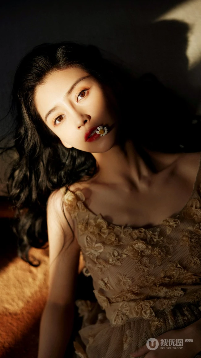 angelababy杨颖轻纱黄裙穿着优雅气质慵懒写真手机壁纸图片