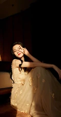 angelababy杨颖轻纱黄裙穿着优雅气质慵懒写真手机壁纸图片