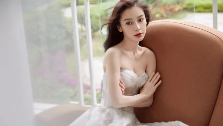 angelababy性感抹胸白裙礼服沙发写真壁纸图片