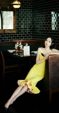 吴宣仪温暖灿烂的肩带黄色连衣裙穿着漂亮可爱写真图片