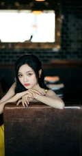 吴宣仪温暖灿烂的肩带黄色连衣裙穿着漂亮可爱写真图片