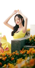 吴宣仪温暖灿烂的肩带黄色连衣裙穿着漂亮可爱写真图片