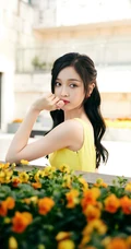 吴宣仪温暖灿烂的肩带黄色连衣裙穿着漂亮可爱写真图片