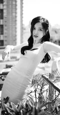 吴宣仪温暖灿烂的肩带黄色连衣裙穿着漂亮可爱写真图片