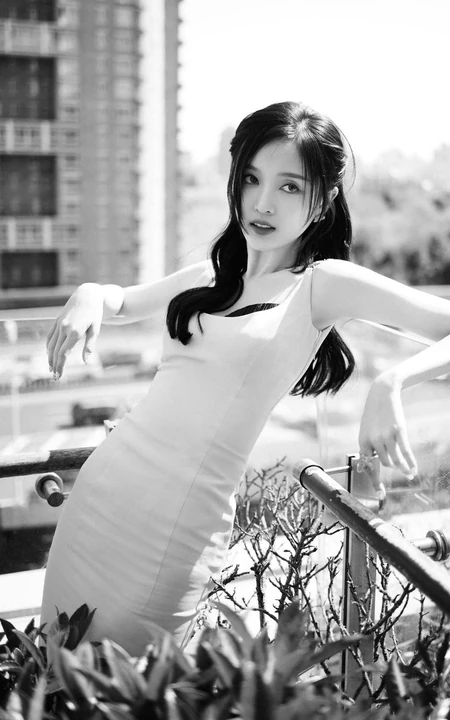 吴宣仪温暖灿烂的肩带黄色连衣裙穿着漂亮可爱写真图片