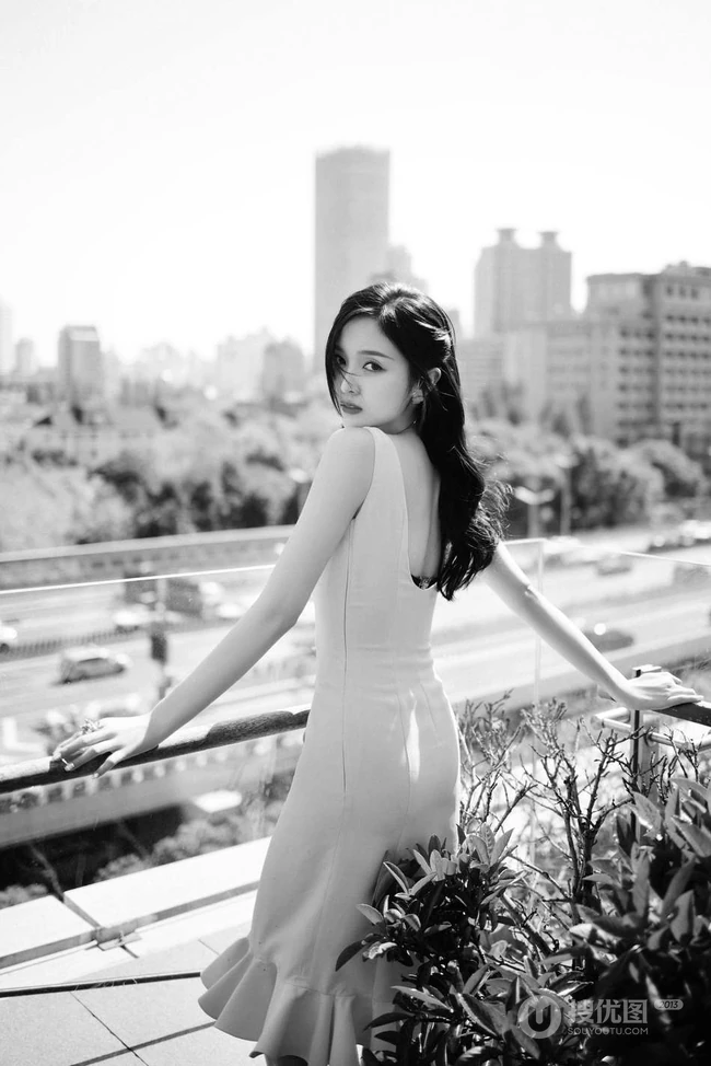吴宣仪温暖灿烂的肩带黄色连衣裙穿着漂亮可爱写真图片