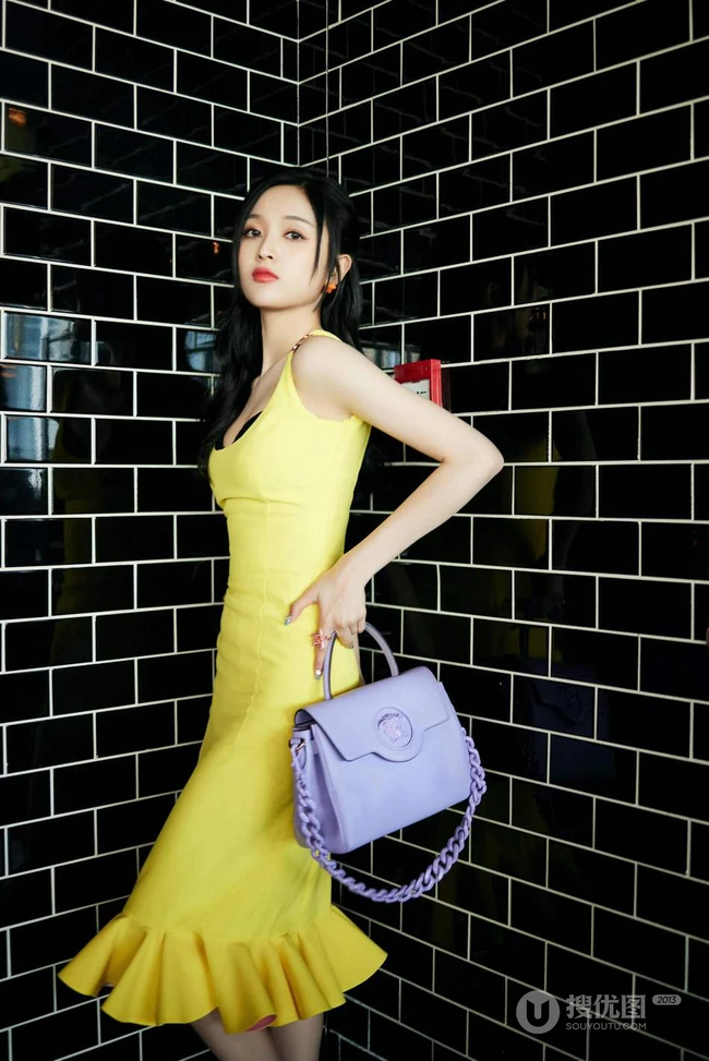 吴宣仪温暖灿烂的肩带黄色连衣裙穿着漂亮可爱写真图片