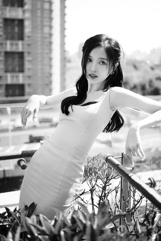 吴宣仪温暖灿烂的肩带黄色连衣裙穿着漂亮可爱写真图片