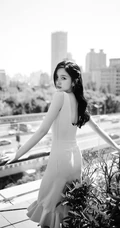 吴宣仪温暖灿烂的肩带黄色连衣裙穿着漂亮可爱写真图片