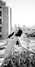 吴宣仪温暖灿烂的肩带黄色连衣裙穿着漂亮可爱写真图片
