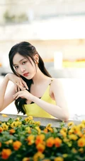 吴宣仪温暖灿烂的肩带黄色连衣裙穿着漂亮可爱写真图片