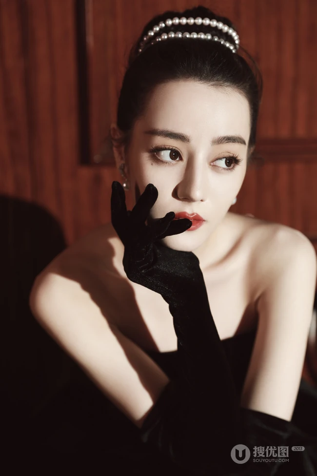 迪丽热巴黑色礼裙连衣长裙礼服穿着气质摩登写真美照