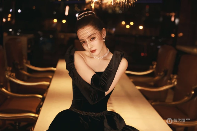 迪丽热巴黑色礼裙连衣长裙礼服穿着气质摩登写真美照