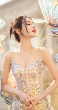 迪丽热巴宛若翩翩蝴蝶般金色深V连衣裙户外写真手机壁纸图片