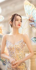 迪丽热巴宛若翩翩蝴蝶般金色深V连衣裙户外写真手机壁纸图片