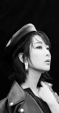 杨紫酷飒黑白风格最新写真，皮衣黑裙穿搭又酷又美！