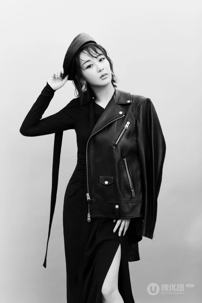 杨紫酷飒黑白风格最新写真，皮衣黑裙穿搭又酷又美！