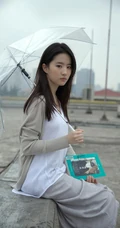 刘亦菲清新文艺休闲穿搭户外写真，手拿透明雨伞眼神清澈动人