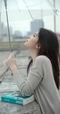 刘亦菲清新文艺休闲穿搭户外写真，手拿透明雨伞眼神清澈动人