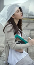刘亦菲清新文艺休闲穿搭户外写真，手拿透明雨伞眼神清澈动人