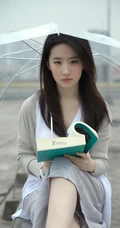 刘亦菲清新文艺休闲穿搭户外写真，手拿透明雨伞眼神清澈动人