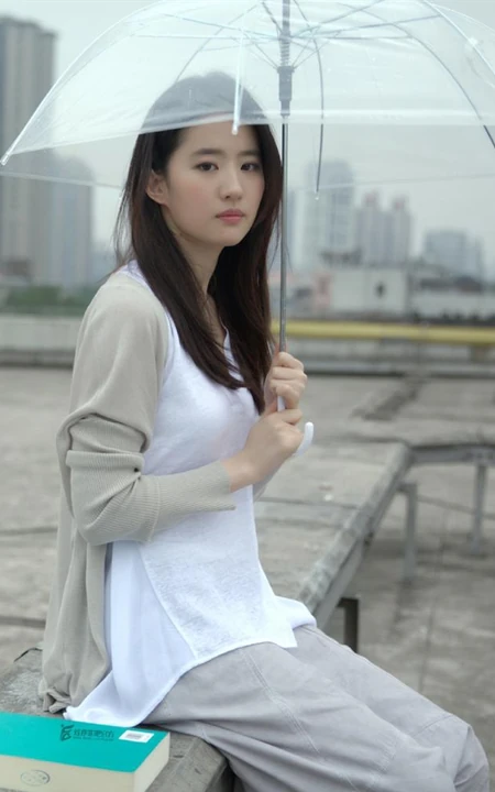 刘亦菲清新文艺休闲穿搭户外写真，手拿透明雨伞眼神清澈动人