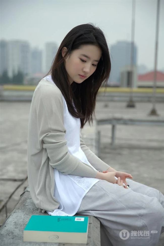 刘亦菲清新文艺休闲穿搭户外写真，手拿透明雨伞眼神清澈动人