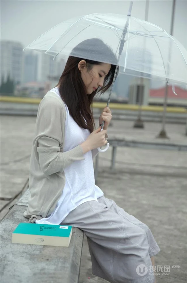刘亦菲清新文艺休闲穿搭户外写真，手拿透明雨伞眼神清澈动人