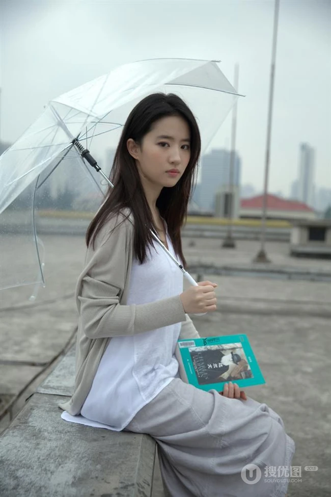 刘亦菲清新文艺休闲穿搭户外写真，手拿透明雨伞眼神清澈动人