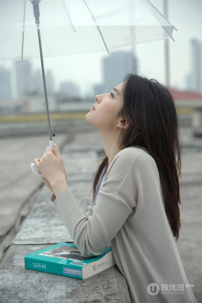 刘亦菲清新文艺休闲穿搭户外写真，手拿透明雨伞眼神清澈动人