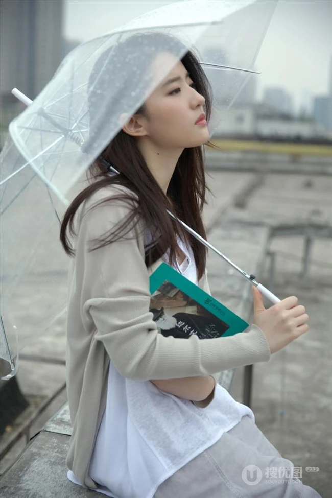 刘亦菲清新文艺休闲穿搭户外写真，手拿透明雨伞眼神清澈动人