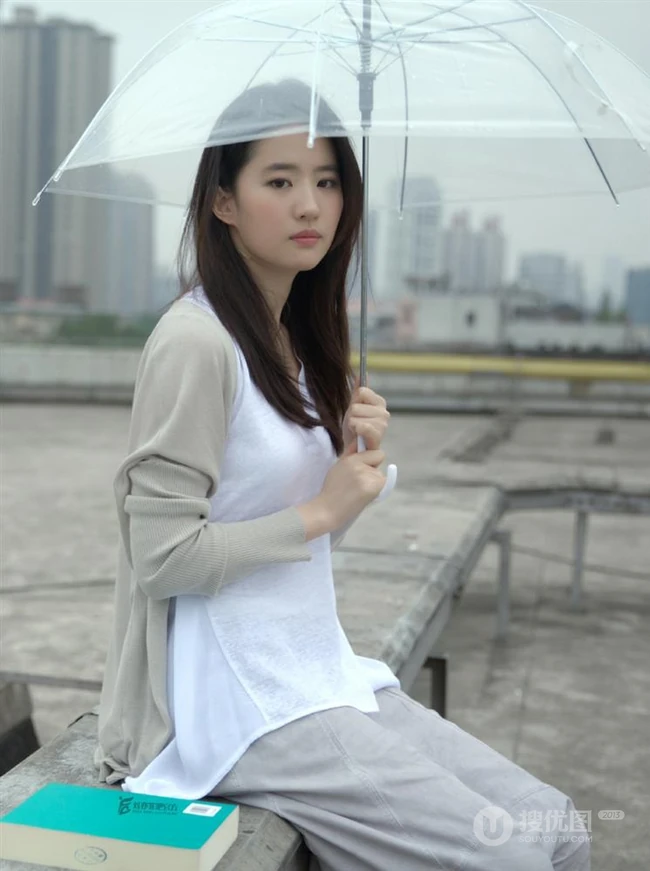 刘亦菲清新文艺休闲穿搭户外写真，手拿透明雨伞眼神清澈动人