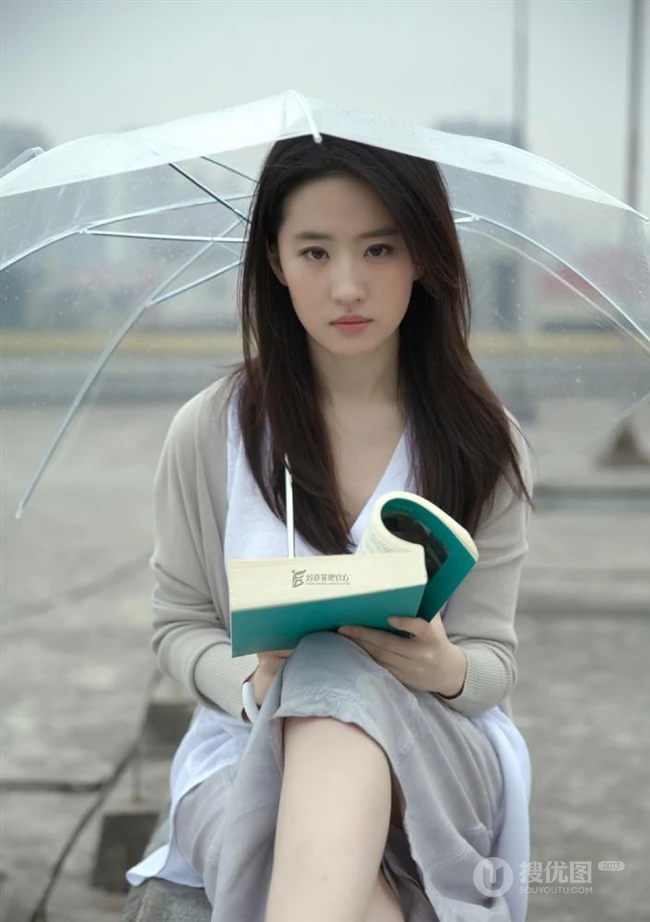刘亦菲清新文艺休闲穿搭户外写真，手拿透明雨伞眼神清澈动人