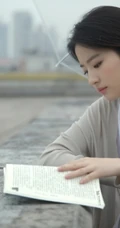 刘亦菲清新文艺休闲穿搭户外写真，手拿透明雨伞眼神清澈动人