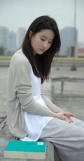 刘亦菲清新文艺休闲穿搭户外写真，手拿透明雨伞眼神清澈动人
