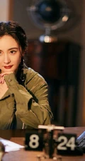 杨幂双麻花辫可爱发型搭配绿色工装短裤穿搭清新写真照片