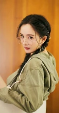 杨幂双麻花辫可爱发型搭配绿色工装短裤穿搭清新写真照片