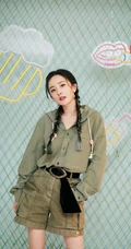 杨幂双麻花辫可爱发型搭配绿色工装短裤穿搭清新写真照片