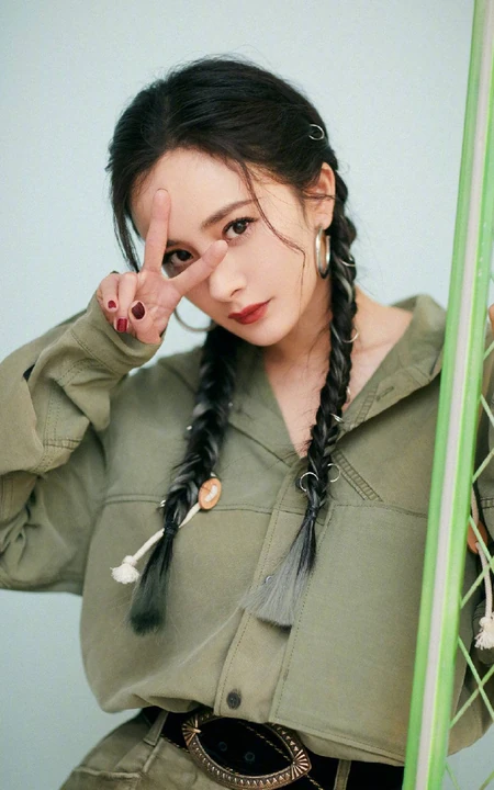 杨幂双麻花辫可爱发型搭配绿色工装短裤穿搭清新写真照片