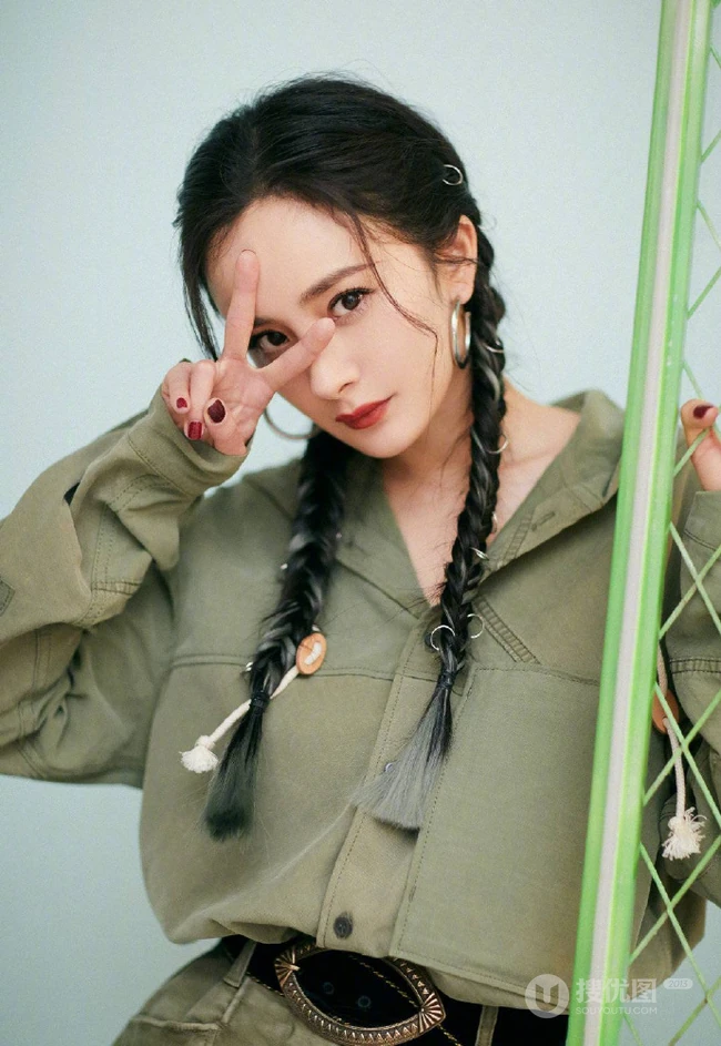 杨幂双麻花辫可爱发型搭配绿色工装短裤穿搭清新写真照片
