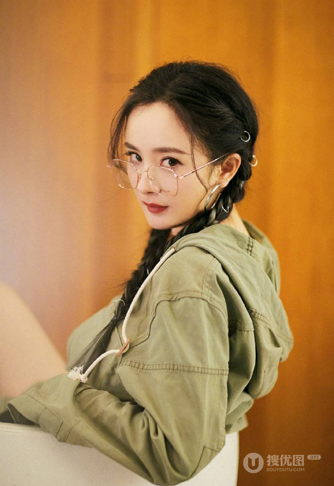 杨幂双麻花辫可爱发型搭配绿色工装短裤穿搭清新写真照片